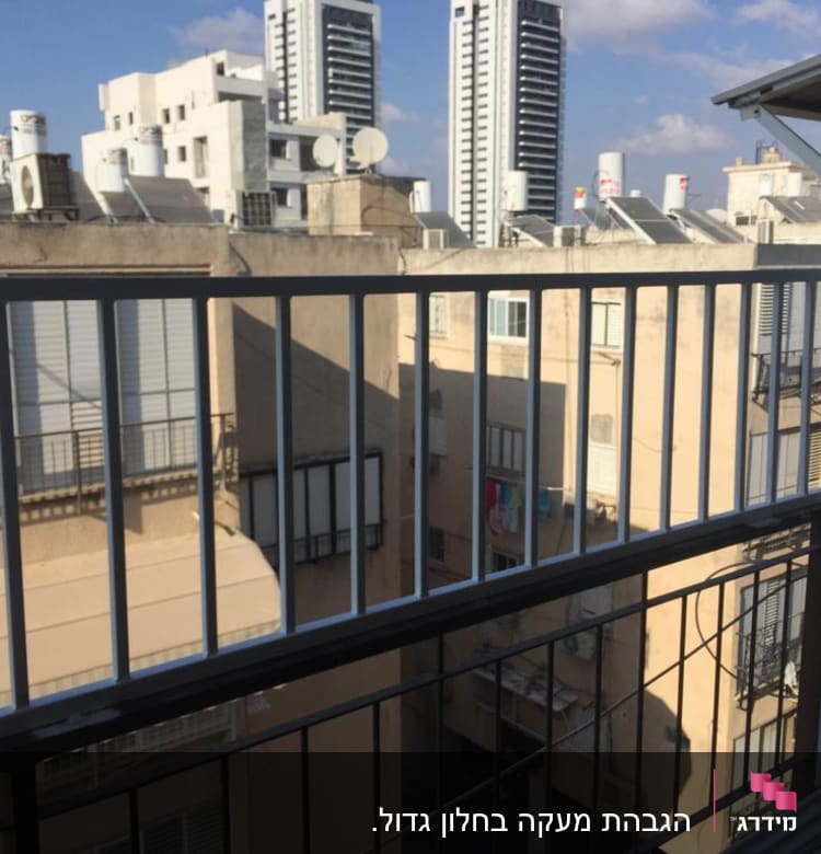 מסגרת חלון מתכתית עם נוף עירוני ברקע